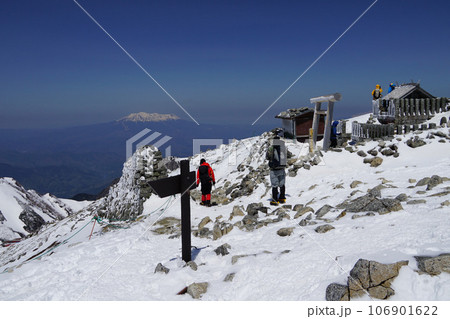 木曽駒ケ岳ん山頂 登山者と鳥居 木曽駒ケ岳ん山頂 登山者と鳥居 106901622