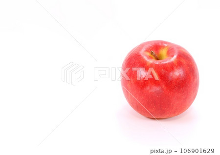 赤いリンゴ 1個 ジョナゴールド 明るい背景 赤いリンゴ 1個 ジョナゴールド 明るい背景 106901629
