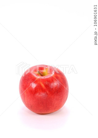 赤いリンゴ 1個 ジョナゴールド 明るい背景 赤いリンゴ 1個 ジョナゴールド 明るい背景 106901631
