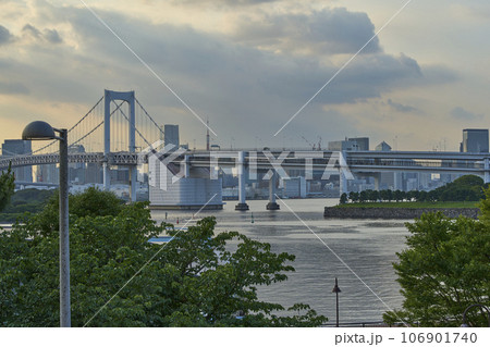 お台場の夕暮れ 106901740