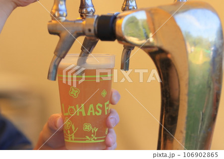 タップから注がれるビール　クラフトビール　ドラフトビール 106902865