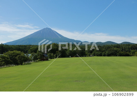 鳴沢村活き活き広場から見える夏の冨士山 106902899