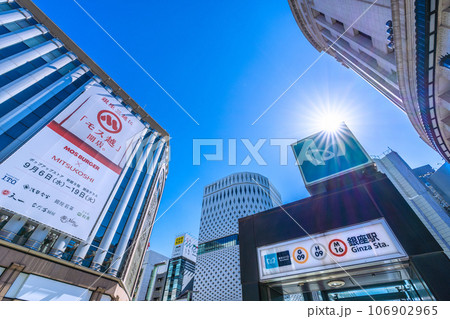 日本の東京都市景観 希望の時代…。銀座の青空と光芒。脱コロナ。叡智が切り開く未来…希望の光… 106902965