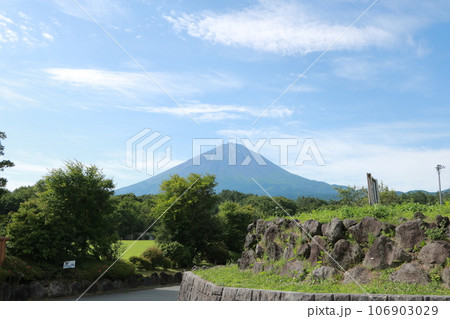 道の駅なるさわから見える夏の富士山 106903029