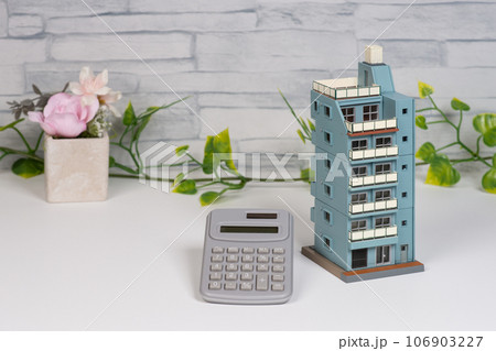 マンションと電卓で不動産販売のイメージ 106903227