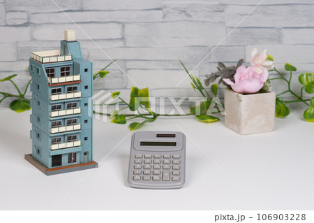 マンションと電卓で不動産販売のイメージ 106903228