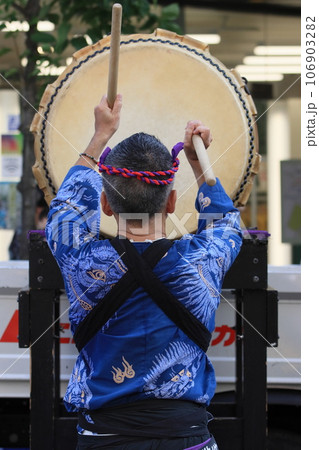 祭りの太鼓　太鼓叩き 106903282