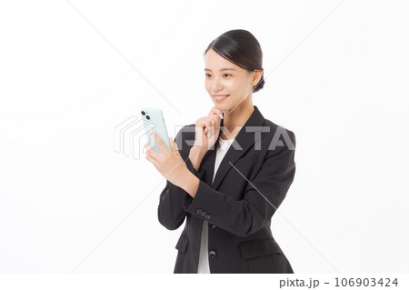 スマホを見るスーツの女性 106903424