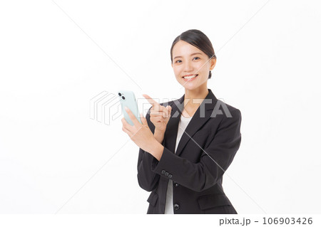 スマホを見るスーツの女性 106903426