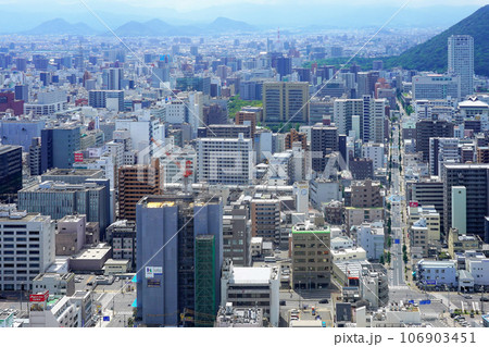 シンボルタワー展望台から見た高松市内の眺め シンボルタワー展望台から見た高松市内の眺め 106903451