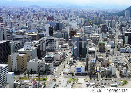 シンボルタワー展望台から見た高松市内の眺め シンボルタワー展望台から見た高松市内の眺め 106903452