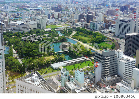 シンボルタワー展望台から見た高松市内の眺め シンボルタワー展望台から見た高松市内の眺め 106903456