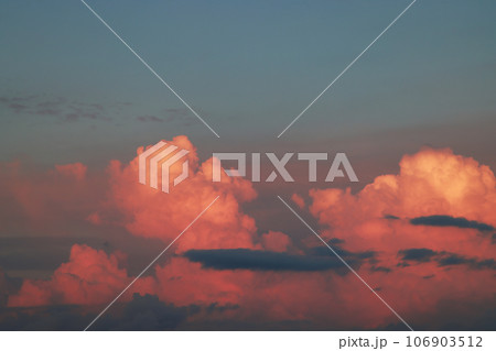 夕日に照らされた積乱雲 夕日に照らされた積乱雲 106903512