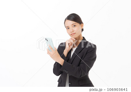 スマホを見るスーツの女性 106903641