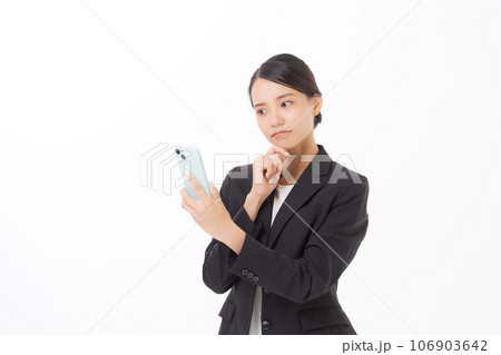 スマホを見るスーツの女性 106903642