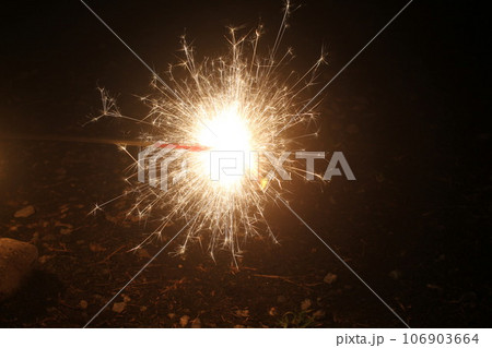 手持ち花火 106903664
