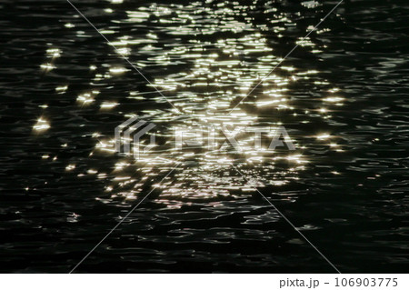 光り輝く水面 反射 光り輝く水面 反射 106903775