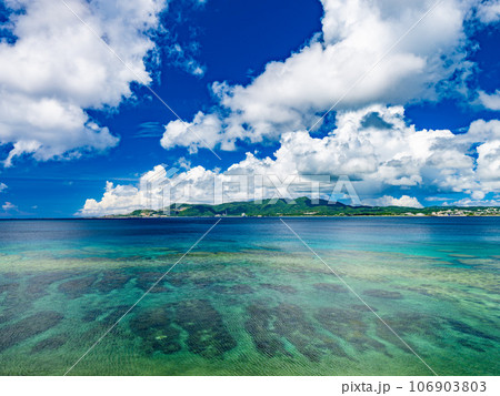 【夏】白い砂浜と青い海のビーチ 沖縄の名護市 【夏】白い砂浜と青い海のビーチ 沖縄の名護市 106903803