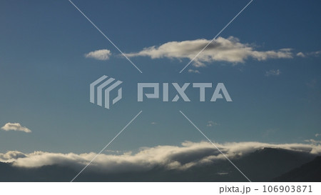 朝陽に照らされる雲と山並・秋・望遠・空主体・230905am 朝陽に照らされる雲と山並・秋・望遠・空主体・230905am 106903871