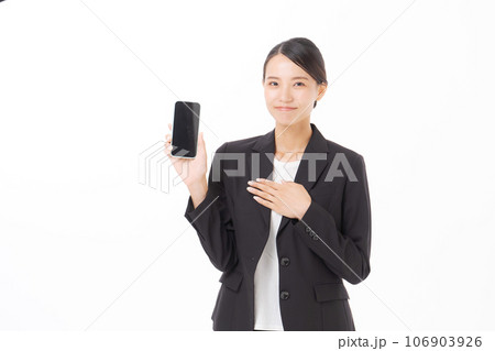 スマホを持つスーツの女性 スマホを持つスーツの女性 106903926