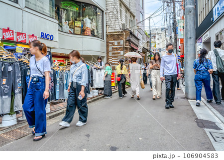 東京世田谷の都市風景　下北沢 106904583