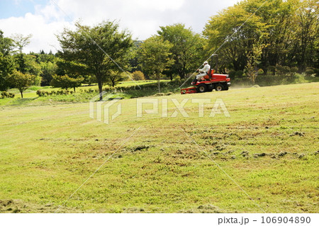 山の公園の芝刈り 106904890