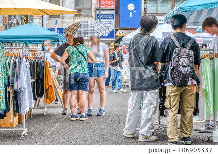 東京世田谷の都市風景　下北沢駅　フリーマーケット 106905337