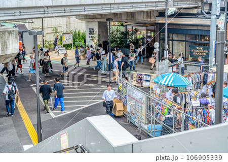 東京世田谷の都市風景 下北沢駅 フリーマーケット 東京世田谷の都市風景 下北沢駅 フリーマーケット 106905339