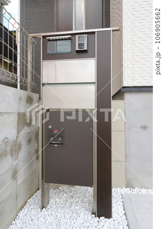 玄関に設置された宅配ボックス 玄関に設置された宅配ボックス 106905662