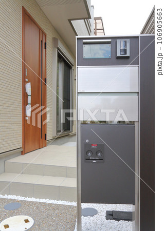 玄関に設置された宅配ボックス 玄関に設置された宅配ボックス 106905663