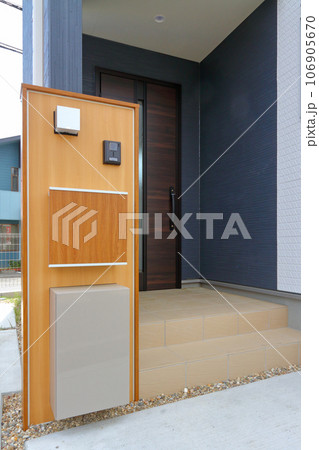 玄関に設置された宅配ボックス 106905670