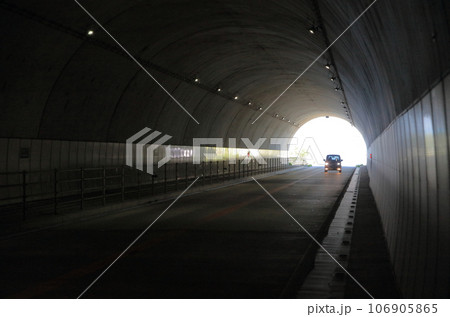 一般道のトンネル出口 106905865