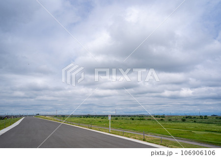 曇り空の利根川河川敷風景と道路(茨城県,猿島郡五霞町) 106906106