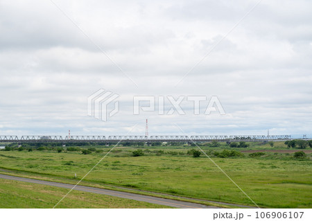 曇り空の利根川河川敷風景と道路(茨城県,猿島郡五霞町) 曇り空の利根川河川敷風景と道路(茨城県,猿島郡五霞町) 106906107
