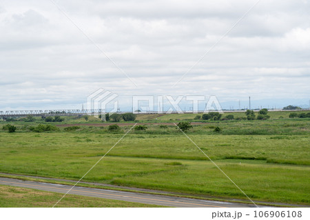 曇り空の利根川河川敷風景と道路(茨城県,猿島郡五霞町) 106906108