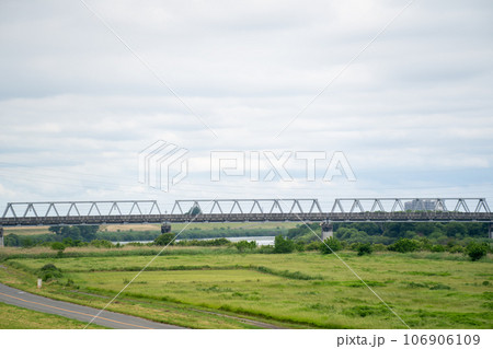曇り空の利根川河川敷風景と道路(茨城県,猿島郡五霞町) 106906109