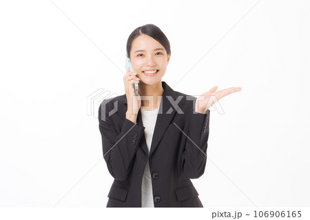 スマホを持つスーツの女性 106906165