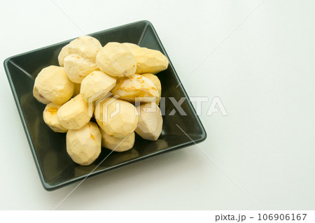 鬼皮、渋皮がむかれた生栗 106906167