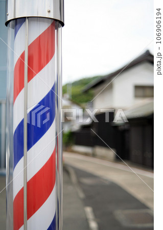 古い家並みと理髪店のポールサイン 106906194