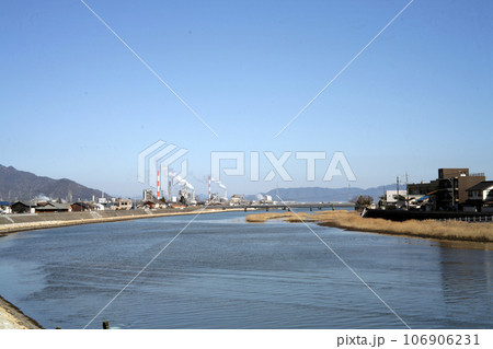 小瀬川河口とコンビナート遠景 106906231