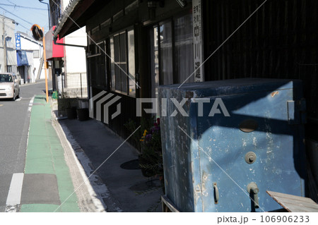 街道沿いの古い社屋とレトロな金庫 106906233