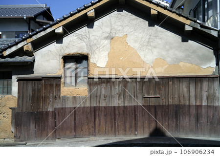 古い土壁の民家 106906234