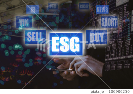 スマートフォンでの株式取引のイメージ ESG 106906250