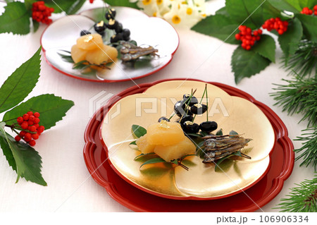 金銀の梅皿に盛り付けた祝い肴三種　祝い肴三種盛り　おせち料理　 106906334