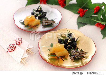 金銀の梅皿に盛り付けた祝い肴三種　祝い肴三種盛り　おせち料理　 106906339