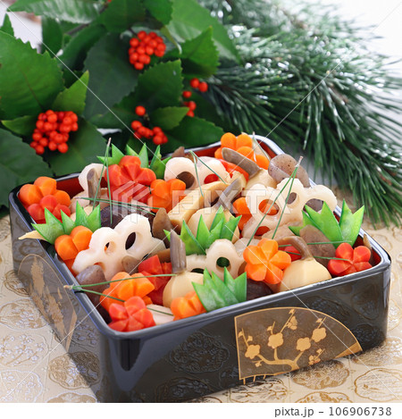 お重箱に盛り付けた手作りお煮しめ おせち料理 お重箱に盛り付けた手作りお煮しめ おせち料理 106906738