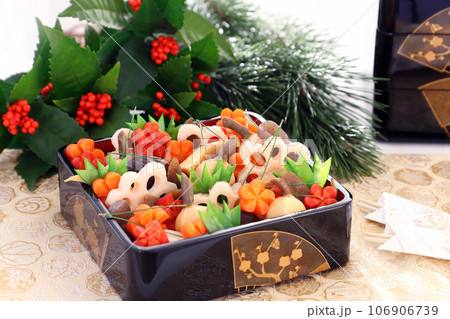 お重箱に盛り付けた手作りお煮しめ　おせち料理 106906739