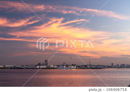 《神奈川県》朝焼けの横浜港の風景 106906758