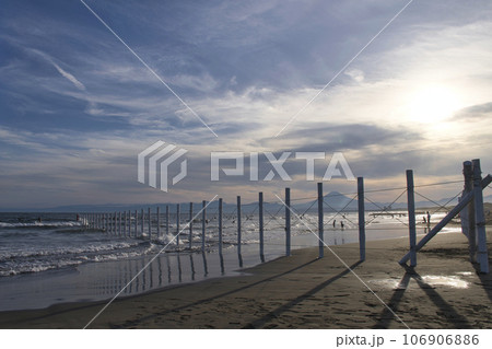 【藤沢市】鵠沼海岸の夕暮れ 【藤沢市】鵠沼海岸の夕暮れ 106906886