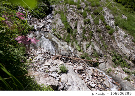 丸山基部のナメ滝を渡る丸太橋夏の黒部峡谷下ノ廊下(旧道電歩道 丸山基部のナメ滝を渡る丸太橋夏の黒部峡谷下ノ廊下(旧道電歩道 106906899